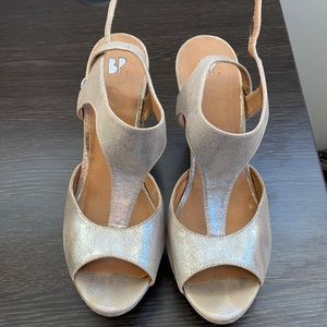 Gold metallic, sparkly high platform wedge party sandal. Size 8